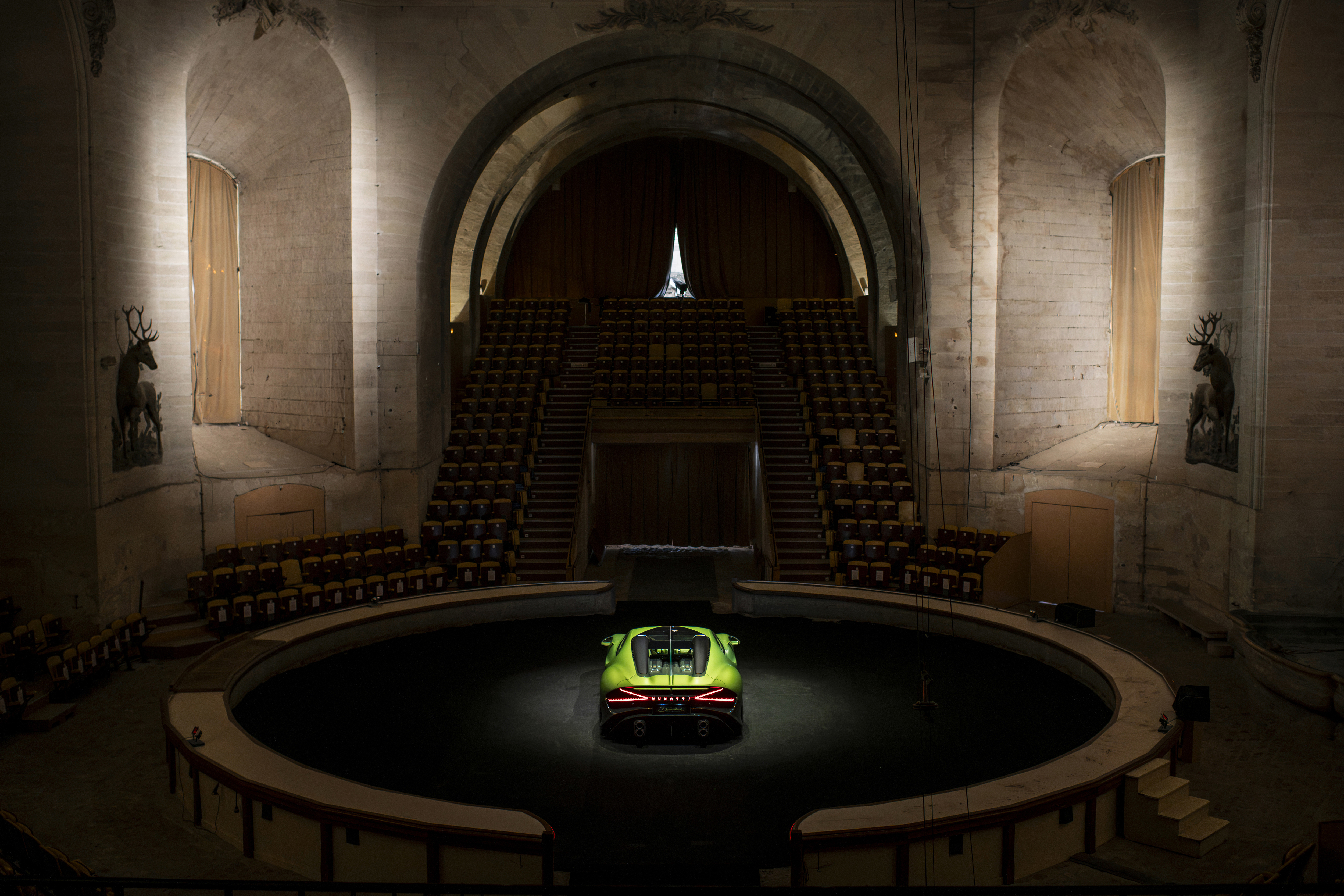 The Bugatti Brouillard is unveiled to its owner in the intimate setting of the Dôme des Grandes Écuries at the Château de Chantilly. This private celebration marks the culmination of an immersive and emotional creative journey undertaken with the Bugatti teams.